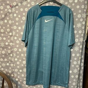 Nike men’s athletic tee.  Like new condition.